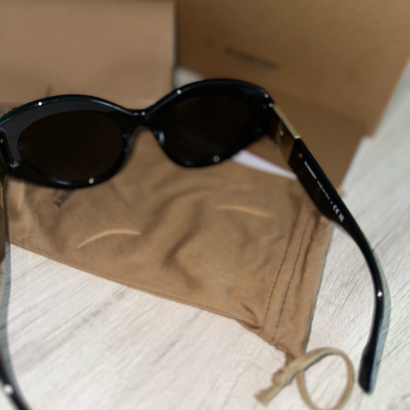 Burberry sunglasses - Picture 6 of 8